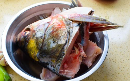 剁椒鱼头的配菜(剁椒鱼头的食材)