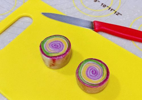 果蔬粉怎么做彩虹蛋糕(果蔬粉如何调色做裱花蛋糕)