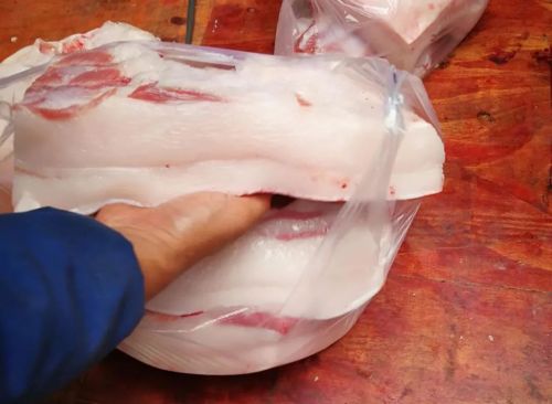 卖猪肉的，经常拿一块布在肉上擦，看完才知道用意，涨知识