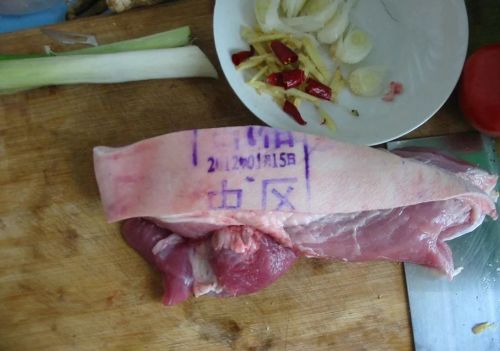 卖猪肉的，经常拿一块布在肉上擦，看完才知道用意，涨知识