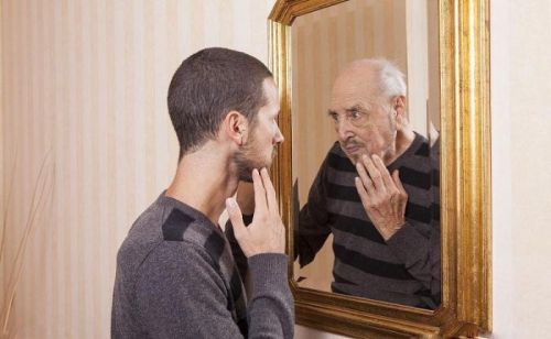 在镜子后面放一个木板还能看到成的像吗?(镜子后面放木板可以看到人像吗)