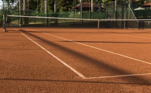 网球球场类型(网球运动的球场种类主要有三种?)