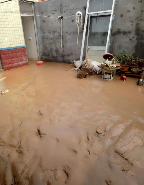 台风温比亚暴雨猛攻山东：寿光弥河洪水猛涨淹没村庄
