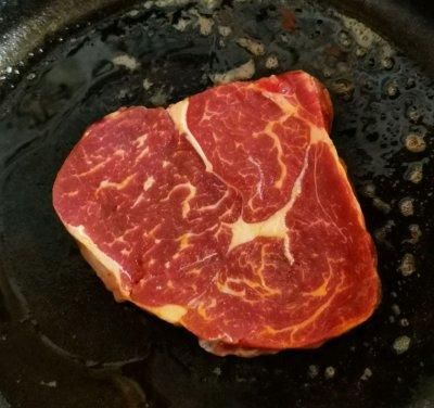 黑椒肉眼牛排的做法(0元黑椒眼肉牛排堡)