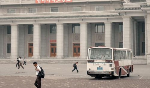 朝鲜平壤街头的怪现象：车辆稀少白天开大灯，美女交警都很年轻