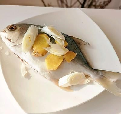 清蒸金鲳鱼的家常做法(清蒸金鲳鱼怎样做最好吃)