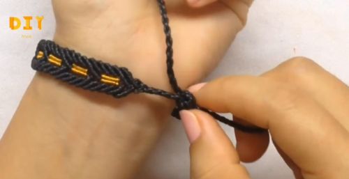 饰品绳编DIY，教你如何编制一条和田玉手链，简单又漂亮