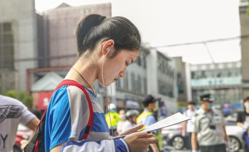 高考模拟考试：醉翁之意不在酒，在乎考生心理也，唯高考才是真的