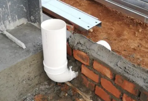 农村自建房的“排污管”安装在哪里最好？室内、室外还是墙体呢？