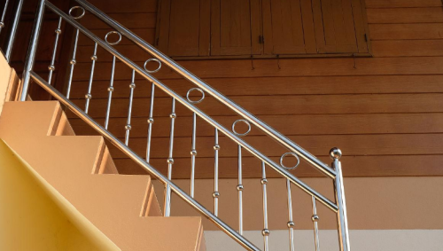 自建房“楼梯扶手”用什么材质划算？听完过来人的分析，不再纠结