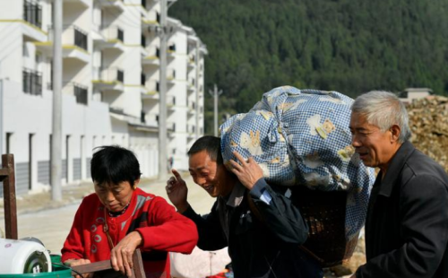 拆迁明明是好事，为何农村会出现“越拆越穷”的现象？原因很现实