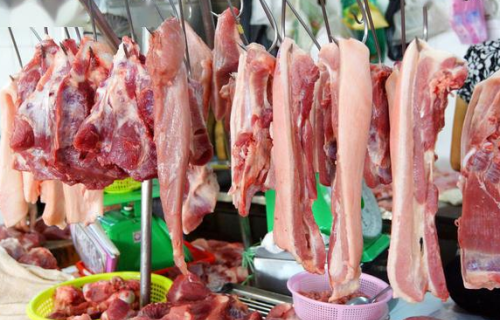 为啥“在菜市场买的猪肉，闻的时候不臭，可拿回家去就臭了”呢？