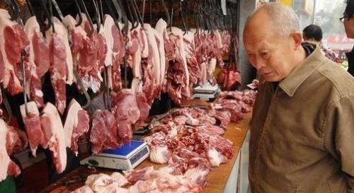 为什么农村集镇上的肉贩子，经常拿一块布在猪肉上擦一擦？该看看