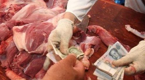 为什么农村集镇上的肉贩子，经常拿一块布在猪肉上擦一擦？该看看