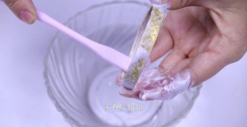 牙膏除刷牙外还有什么妙用(牙膏不仅可以用来刷牙还可以用来做什么)