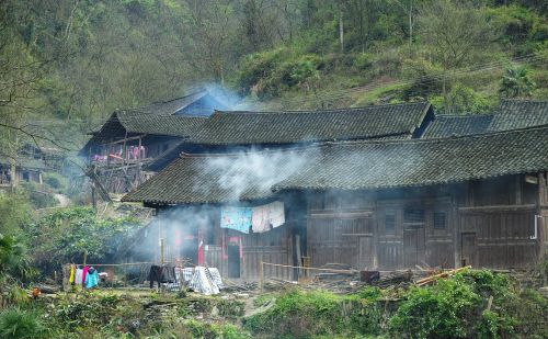 四川农村百姓以前头上盘白布，其来源有两种说法，哪种更靠谱？