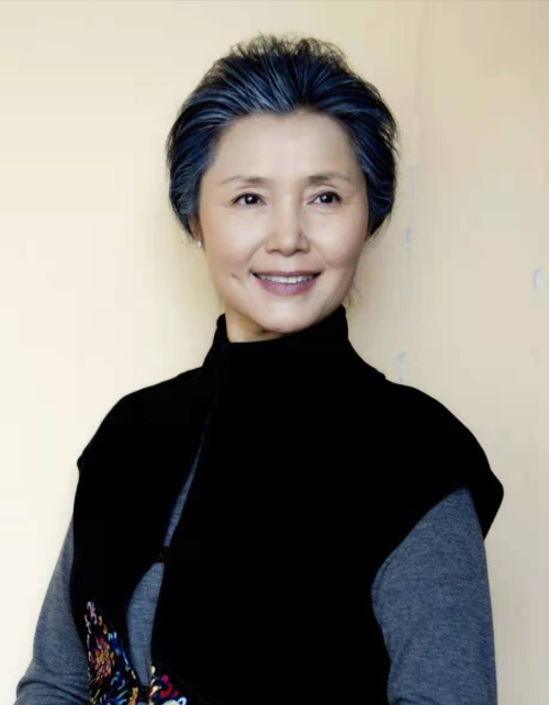 68岁姜黎黎告诉你：女人上了年纪，衣穿简、发要盘，越老越有气质