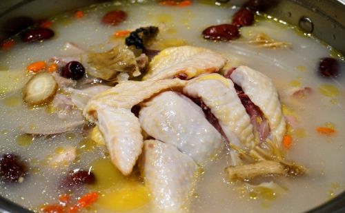 广东人爱吃的“脆皖鱼”怎么养出来的？草鱼喂食蚕豆就是脆皖鱼？