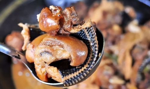 村民养的鸡被毒蛇咬死了，烹饪以后成了一道名菜，难道不会中毒？