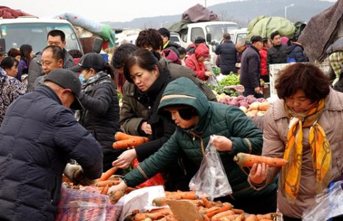 农村“年味”变淡又添一锤，年底集市依旧冷清，都不买年货吗？