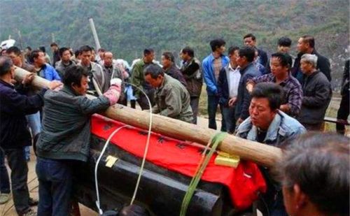 农村俗语：雨打棺，十年酸；雨洒坟，出贵人，什么意思？有何讲究