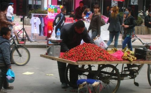 老人说：饿死不赚熟人钱，发财靠吃生人饭，啥意思？说的有理吗？