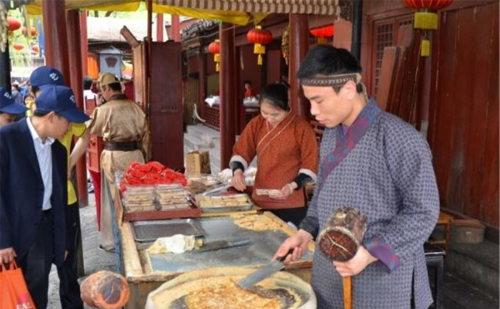 老人说：饿死不赚熟人钱，发财靠吃生人饭，啥意思？说的有理吗？