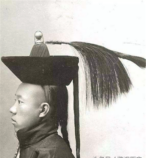 在清朝，当官的顶戴花翎，上面的羽毛都有啥讲究？说了你可别不信