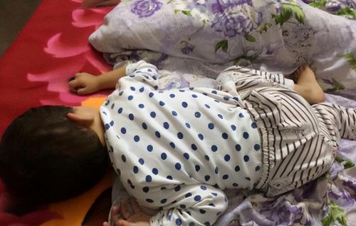 孩子睡觉频繁踢被子，不一定是热，孩子的“苦衷”，宝妈别不知情