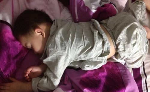 孩子睡觉频繁踢被子，不一定是热，孩子的“苦衷”，宝妈别不知情