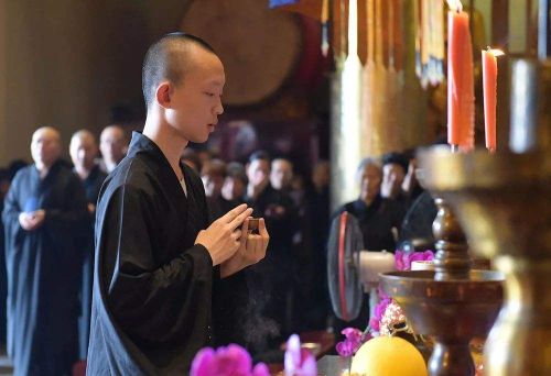 施食真灵异，鬼神成群来赶斋