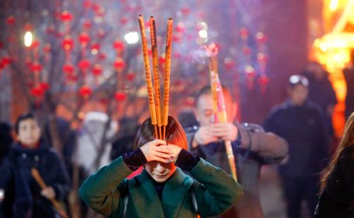 药师佛圣诞吉日，寺院上香者众多，你知道怎么上香、拿香吗？