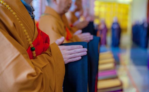 佛教僧人为何身披袈裟？袈裟殊胜之处有哪些？