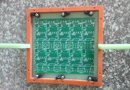 已经贴片的PCB板过锡炉的方法