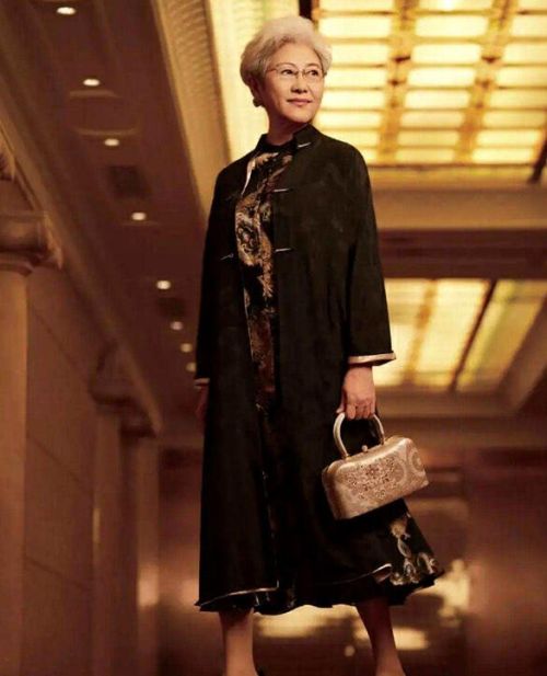 傅莹亲身示范：西服要合身，旗袍不要短，70岁也能优雅高级
