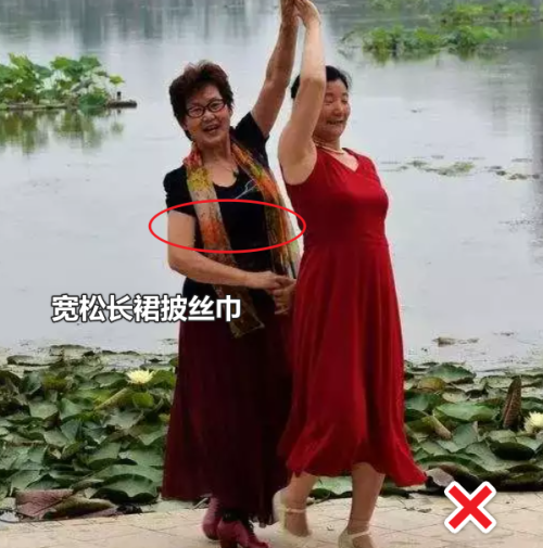 50＋妈妈亲身示范：丝巾配裙，多穿富贵色，优雅气质