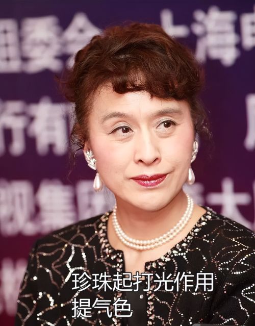 77岁栗原小卷优雅了一生：烫卷发戴珍珠，身材清瘦也挡不住美