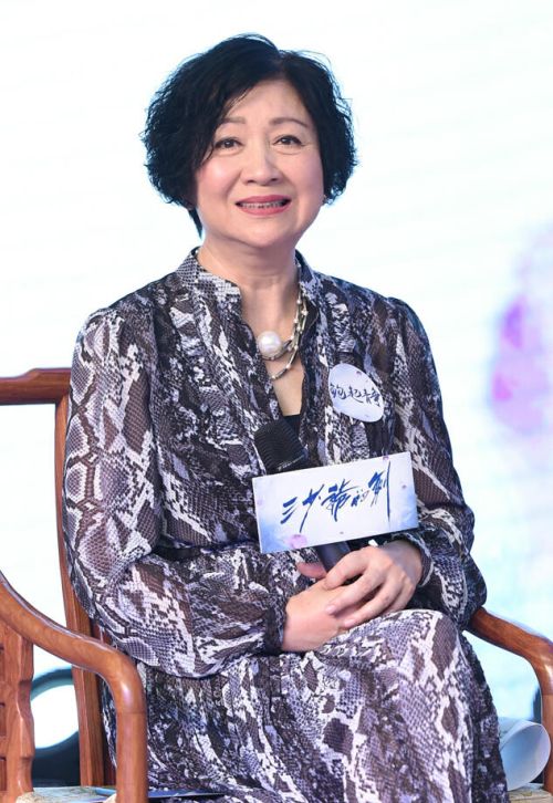 比变老更可怕的是乱穿衣！73岁鲍起静审美出众，演绎大方与优雅