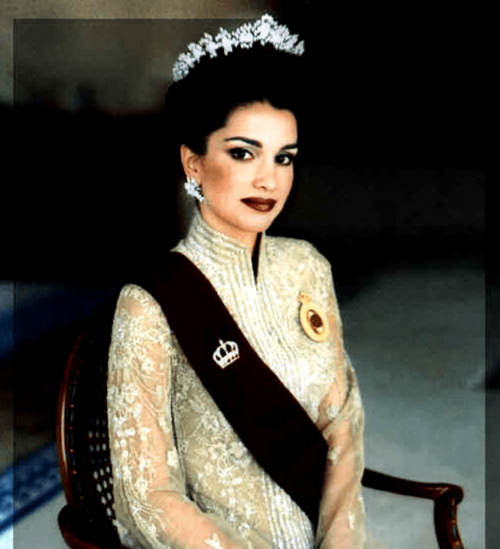 称为中东戴安娜的王后拉尼娅，52岁衣品超好，尤其是发型丝巾耳饰