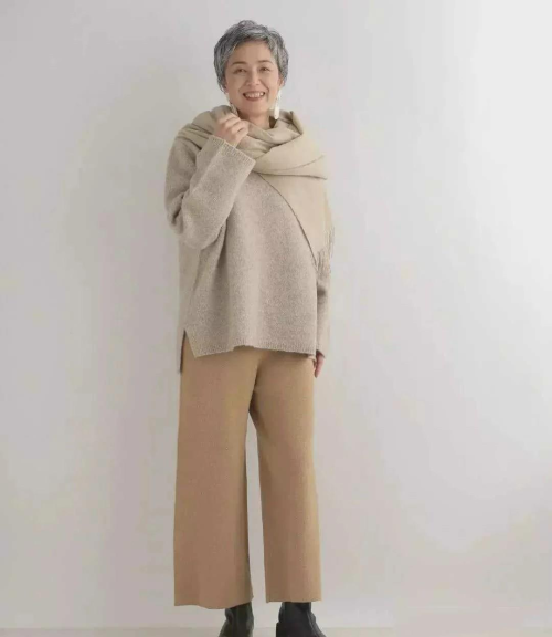 今冬“毛衣+阔腿裤”温柔又高级，五六十岁女人学会这样穿，很美