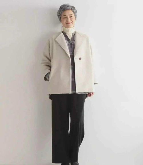 今冬“毛衣+阔腿裤”温柔又高级，五六十岁女人学会这样穿，很美