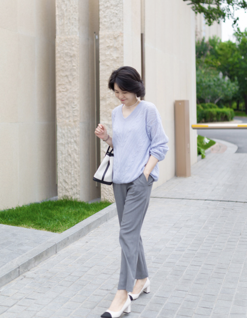 讲真！灰色才是“万能色”，瞧这些50+女人的穿搭，越看越有气质