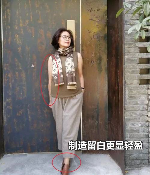 50岁之后，建议女人少穿运动鞋，秋季多穿这3双更时髦减龄