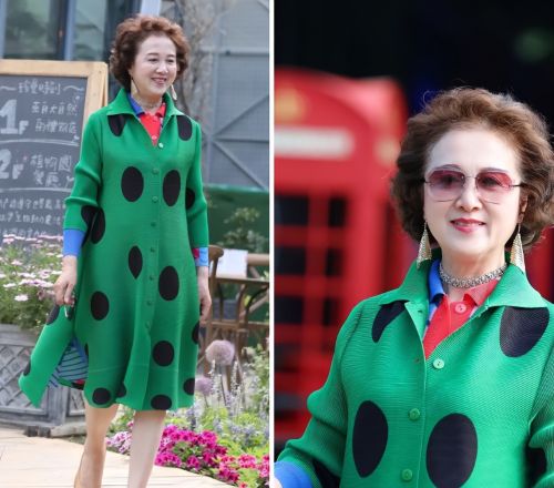 上了年纪的女人，还是穿大红大绿好看，瞧这位69岁的奶奶，真洋气
