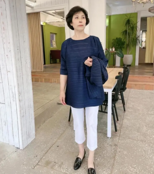 女人50岁以后，这3种颜色容易显老要少穿，这2种颜色显年轻和气质