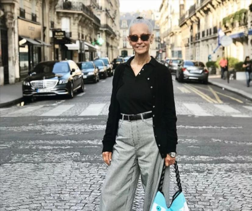 女人的美丽与皱纹无关：73岁的法国奶奶不惧白发，穿衣简约显气质