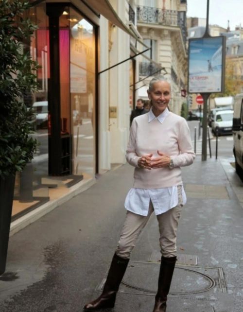 女人的美丽与皱纹无关：73岁的法国奶奶不惧白发，穿衣简约显气质