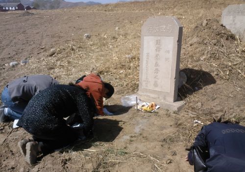 俗话说“坟头塌子孙稀，坟上无草绝家资”，清明节上坟要留意一下