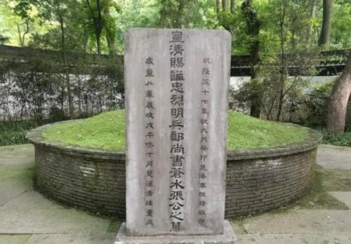 俗话说“坟头塌子孙稀，坟上无草绝家资”，清明节上坟要留意一下