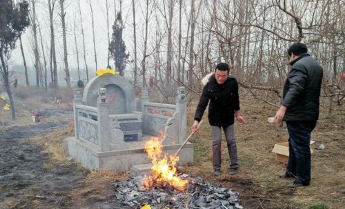 祭祀烧纸时，有烧掉一半的纸钱该怎么办？不要用木棍挑动